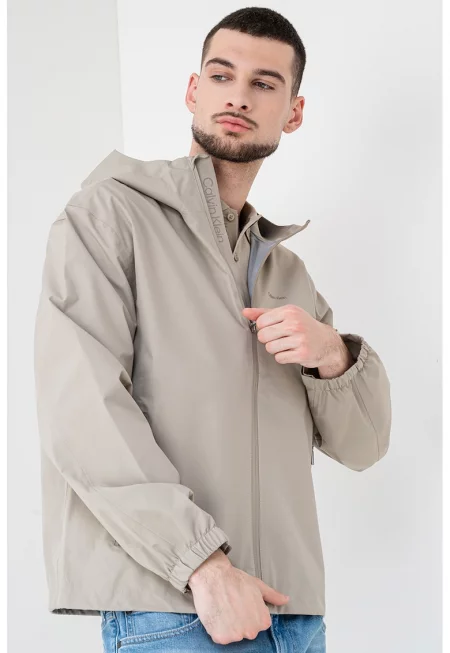 Яке с качулка и лого