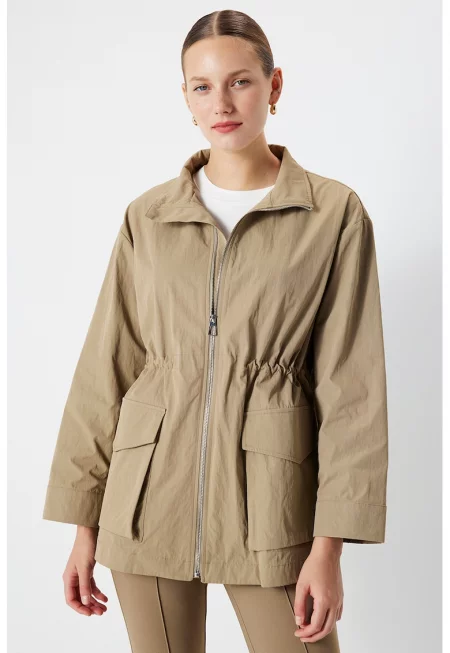 Яке с цип - регулируема талия и джобове с капаче