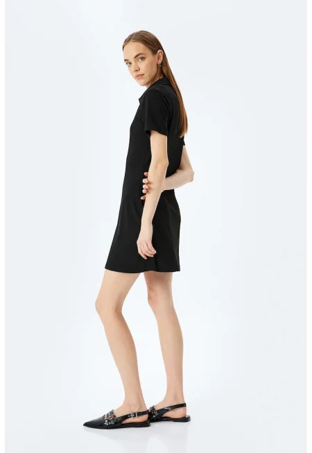 Едноцветна рокля с яка