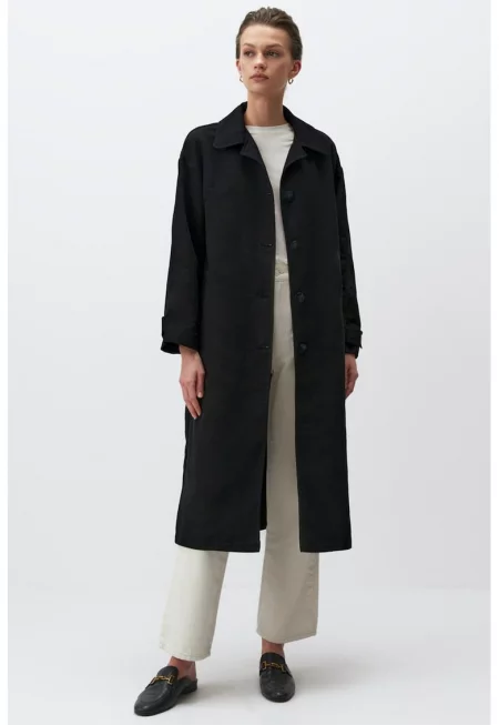 Палто с класическа яка и джобове