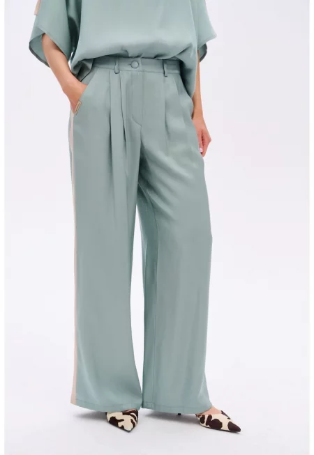 Панталони със свободна кройка и плисета