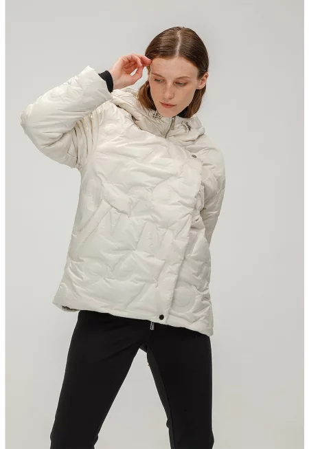 Подплатено зимно яке с качулка и капитониран дизайн