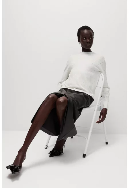 Пуловер с овално деколте и декоративни камъни