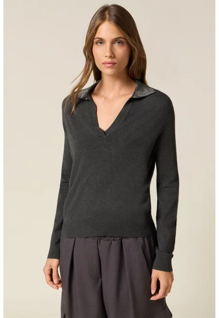 Слим пуловер с декоративни камъни на яката