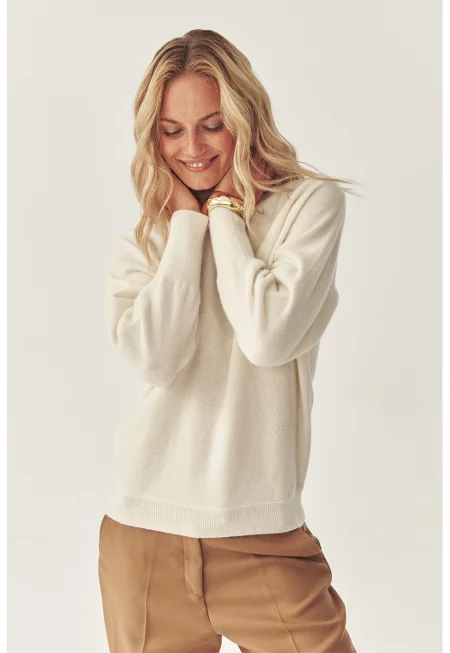 Вълнен пуловер с деколте-лодка