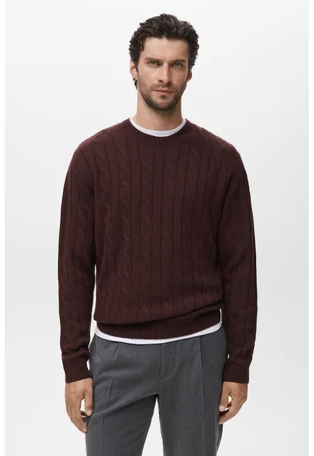 Вълнен пуловер с овално деколте