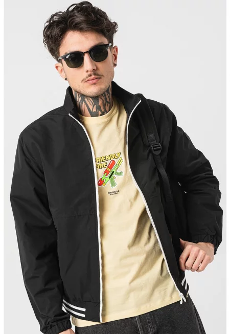 Яке с висока яка