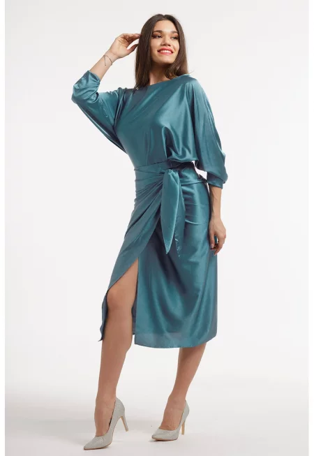 Застъпена рокля с шлиц отпред