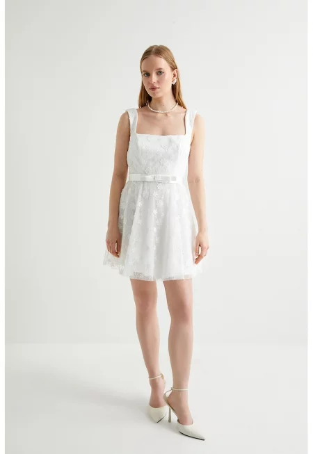 Къса рокля с бродерии - Бял
