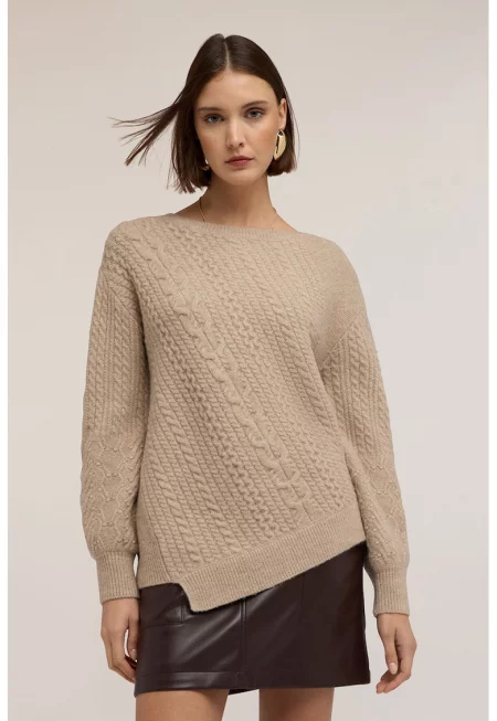 Пуловер с асиметричен подгъв