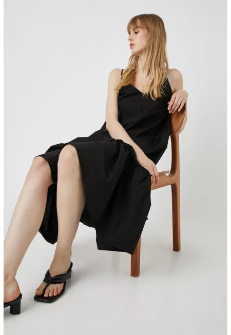 Свободна рокля с шпиц деколте