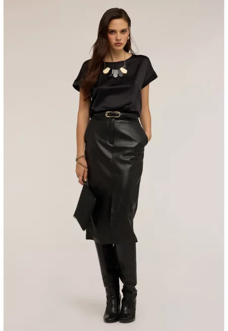 Тениска с овално деколте и сатиниран ефект