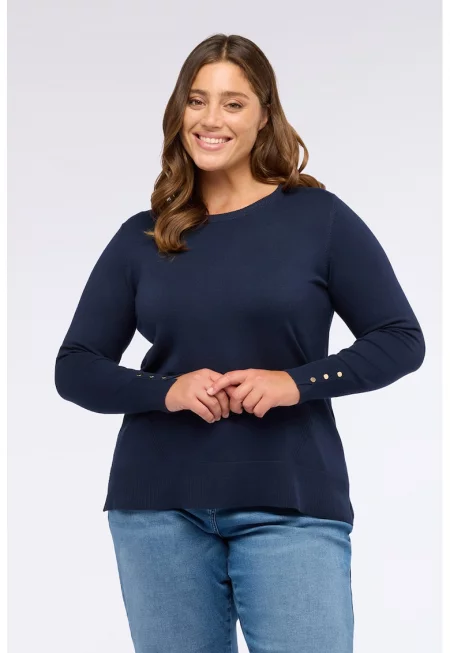 Фино плетен пуловер с овално деколте