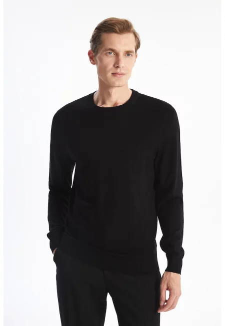 Фино плетен пуловер с овално деколте