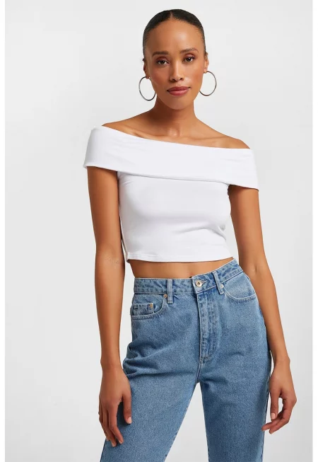 Къса тениска с голи рамене