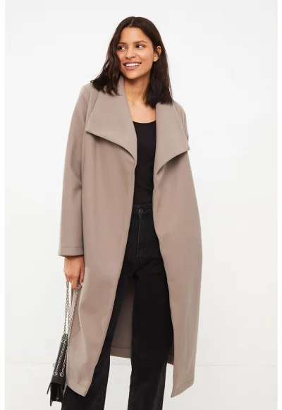 Палто с голяма яка