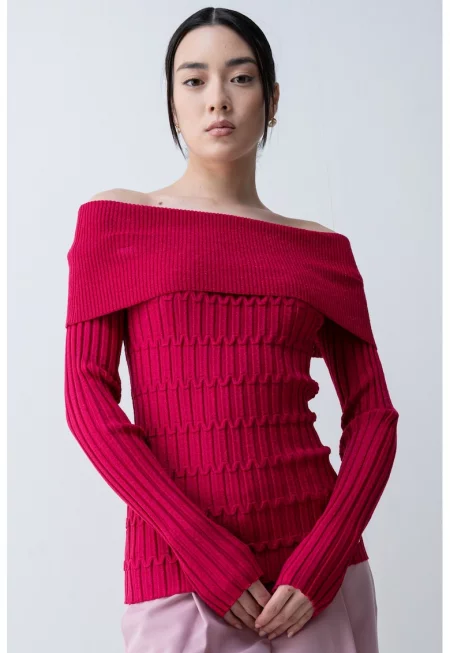 Пуловер с голо рамо и релеф - Фуксия