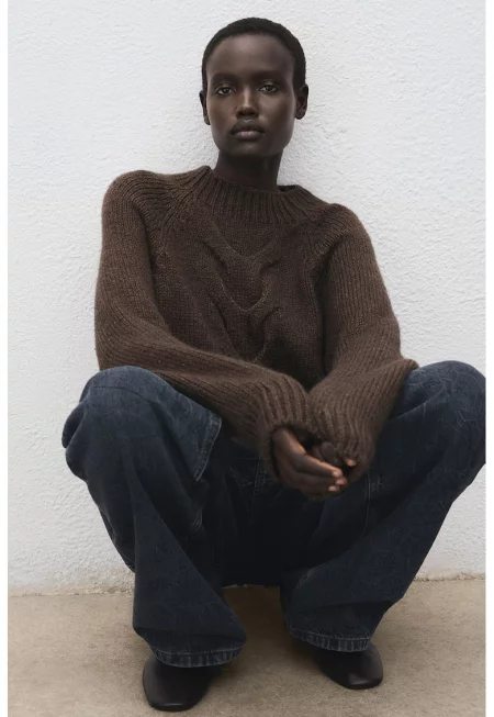 Пуловер с плетка и овално деколте