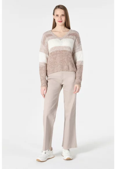 Пуловер с вълна с шпиц