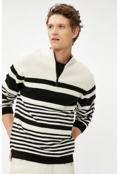 Раиран пуловер с къс цип