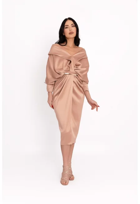 Рокля с драпиран дизайн и голи рамене - Бежов