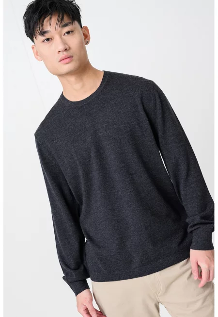 Вълнен пуловер с овално деколте