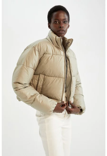 Късо зимно яке с капитониран дизайн и вата