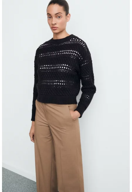 Пуловер с овално деколте и перфорации