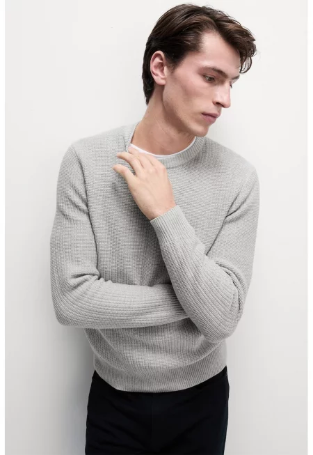 Пуловер с овално деколте