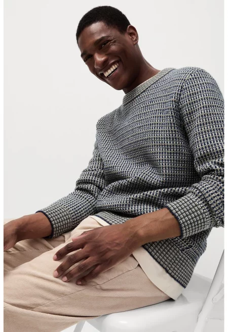 Стандартен пуловер с овално деколте