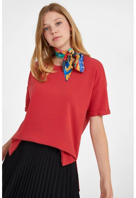 Свободна тениска с асиметричен подгъв