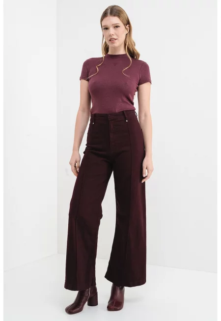 Вталена тениска с декоративни камъни