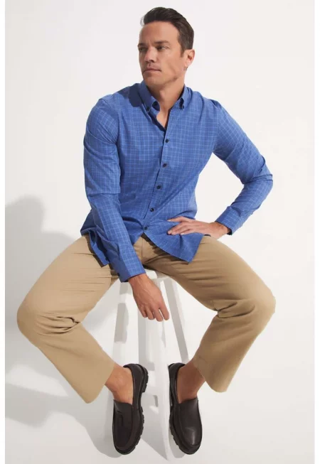 Карирана риза с копчета на яката