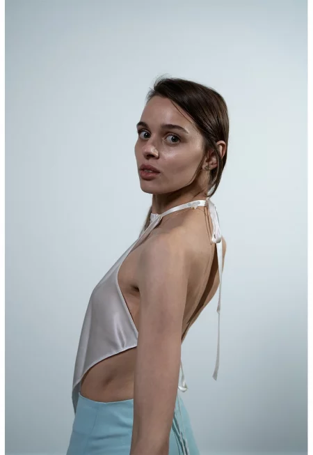 Копринен топ с халтер деколте - Бял