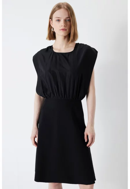 Разкроена рокля с овално деколте - Черен