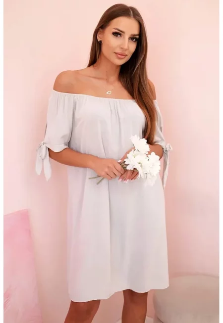 Рокля от вискоза с деколте на раменете и панделки -