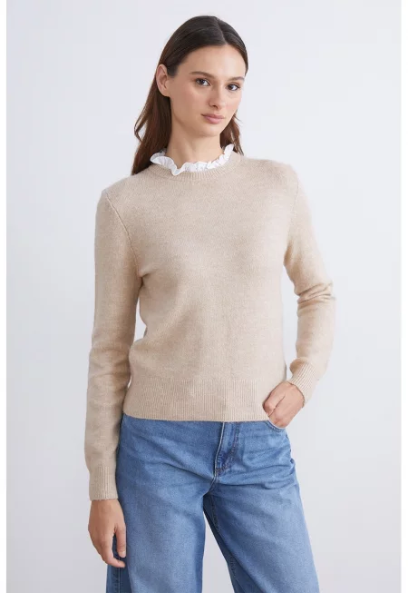 Слим пуловер с овално деколте