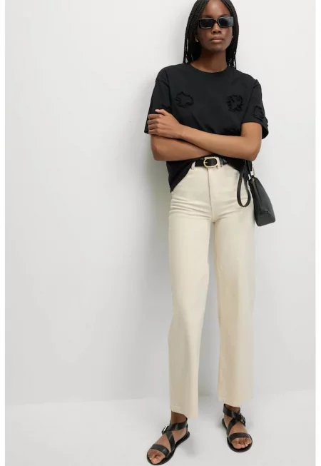 Свободна тениска с флорални апликации