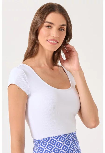 Тениска с дълбоко овално деколте