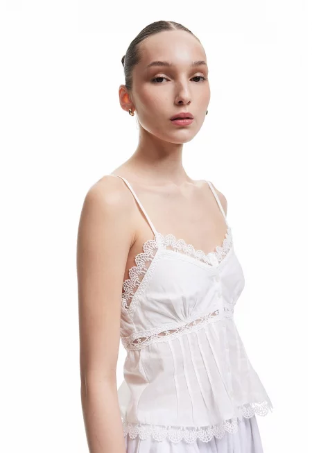 Топ с дантела