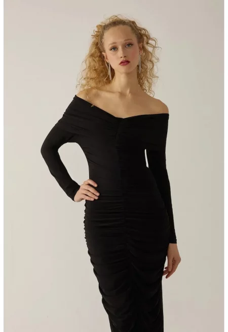 Вталена макси рокля  с открити рамене и волани - черна