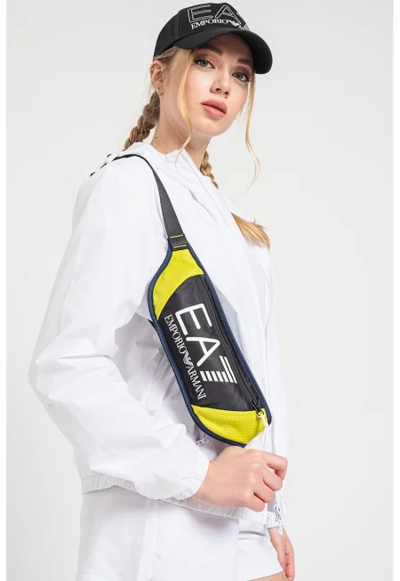 Яке с качулка и джобове с цип