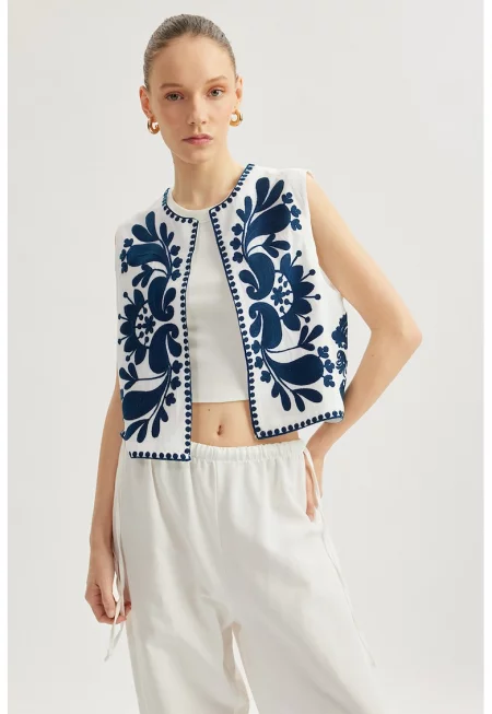 Елек без закопчаване с бродерии