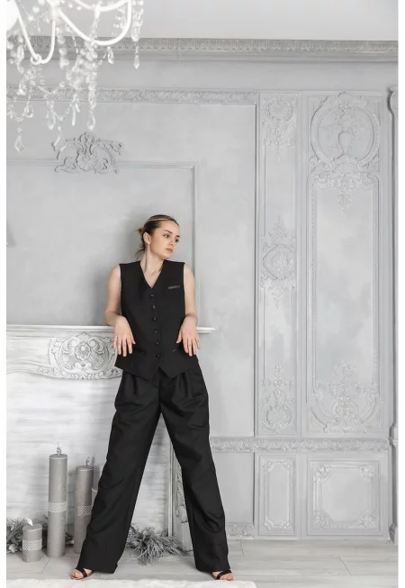 Елек с шпиц и обшити джобове - Черен