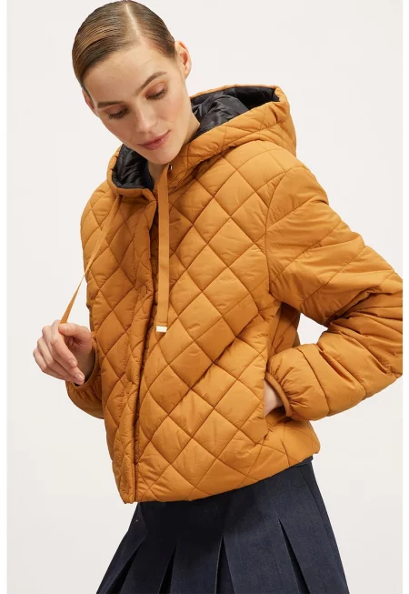 Капитонирано яке с качулка