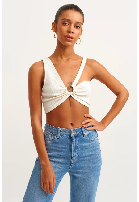 Къс топ с метален детайл