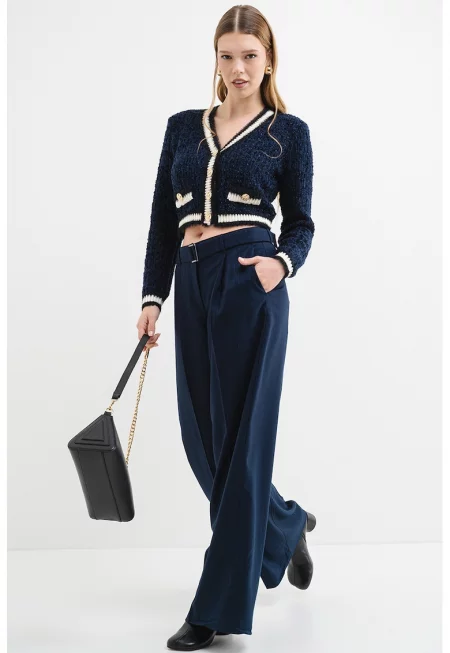 Къса жилетка с копчета и контрастни ръкави