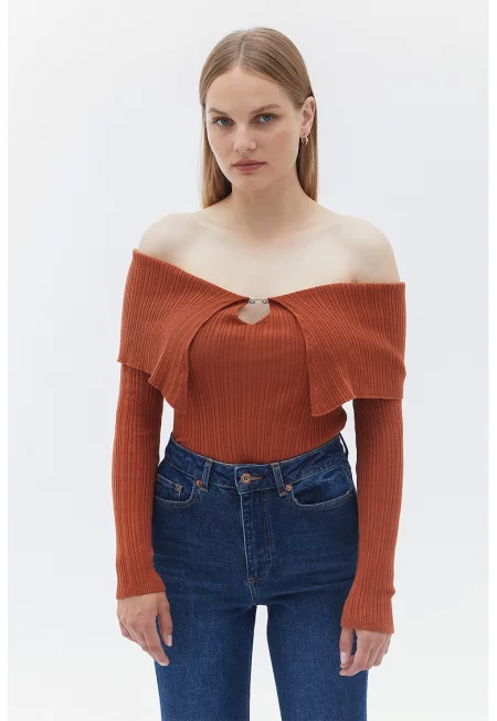 Пуловер с голи рамене