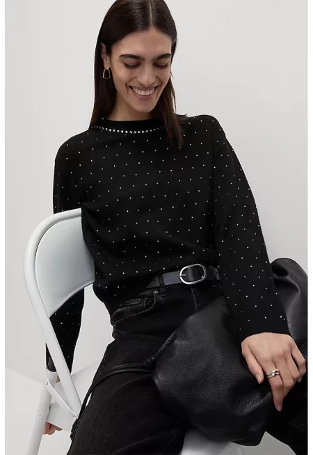 Пуловер с овално деколте и декоративни камъни