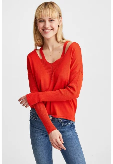 Пуловер с овално деколте и декоративни отвори